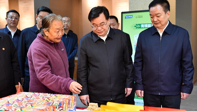 西藏·甘肅工作座談會(huì )在拉薩舉行，兩省區領(lǐng)導蒞臨奇正青稞考察